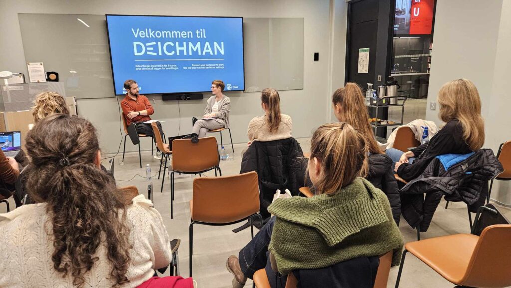 Bildet viser Helge Øvreness og Mona Bjelland i samtale på Deichman bibliotek i Oslo, med publikum.